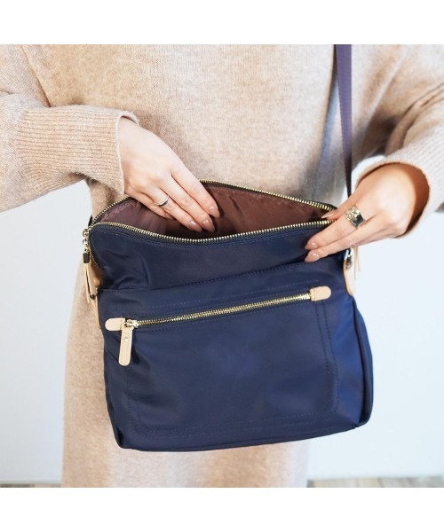 Jewelna Rose(ジュエルナローズ)の「フラッフィー ショルダーバッグ(ショルダーバッグ・レディース・ブラック/ネイビー/ベージュ・FREE)」の16枚目の写真