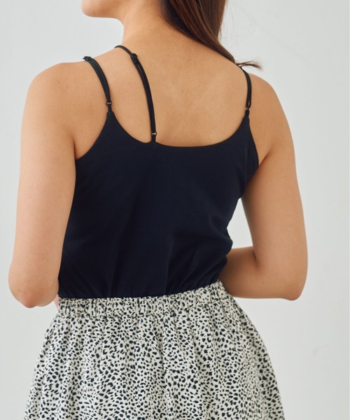Shelly island（シェリーアイランド）の「アシメストラップカップ付きキャミ（キャミソール・レディース・ブラック/ホワイト・FREE）」の5枚目の写真
