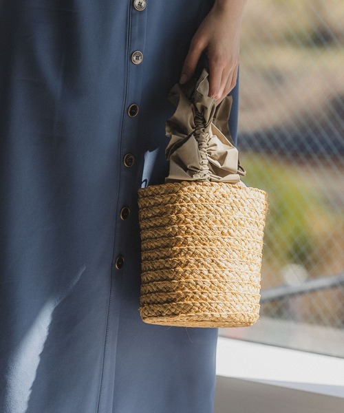 Andemiu（アンデミュウ）の「ラフィアフリルバケツBAG 187511（かごバッグ・レディース・グレイッシュベージュ/ピンク/ブラック・FREE）」の3枚目の写真