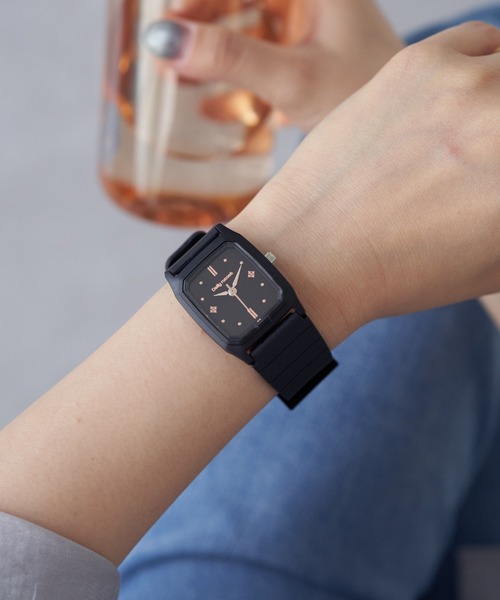 Daily russet（デイリー ラシット）の「スクエア ブラックラバーウォッチ（アナログ腕時計・レディース・ゴールド/ピンクベージュ/ブラック/シルバー・FREE）」の2枚目の写真