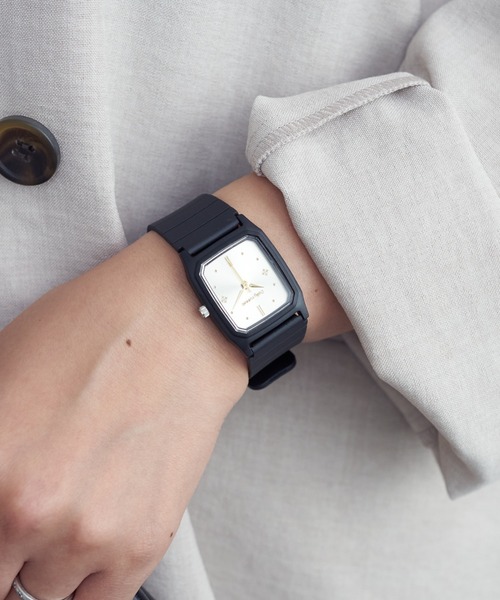 Daily russet（デイリー ラシット）の「スクエア ブラックラバーウォッチ（アナログ腕時計・レディース・ゴールド/ピンクベージュ/ブラック/シルバー・FREE）」の11枚目の写真