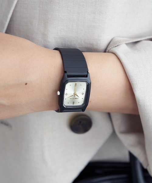 Daily russet（デイリー ラシット）の「スクエア ブラックラバーウォッチ（アナログ腕時計・レディース・ゴールド/ピンクベージュ/ブラック/シルバー・FREE）」の12枚目の写真