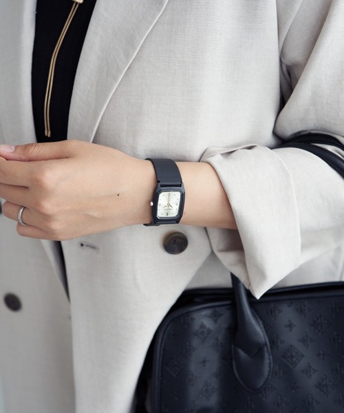 Daily russet（デイリー ラシット）の「スクエア ブラックラバーウォッチ（アナログ腕時計・レディース・ゴールド/ピンクベージュ/ブラック/シルバー・FREE）」の10枚目の写真