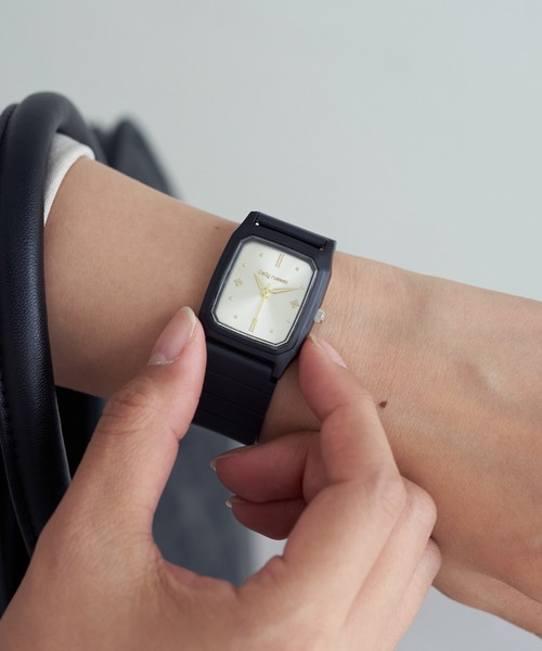 Daily russet（デイリー ラシット）の「スクエア ブラックラバーウォッチ（アナログ腕時計・レディース・ゴールド/ピンクベージュ/ブラック/シルバー・FREE）」の9枚目の写真