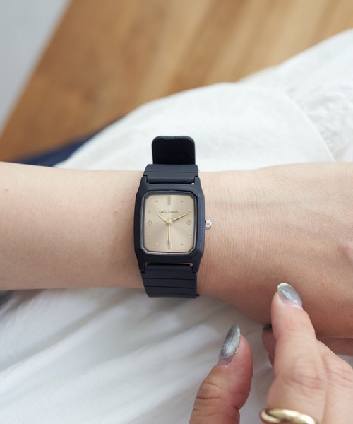 Daily russet（デイリー ラシット）の「スクエア ブラックラバーウォッチ（アナログ腕時計・レディース・ゴールド/ピンクベージュ/ブラック/シルバー・FREE）」の14枚目の写真