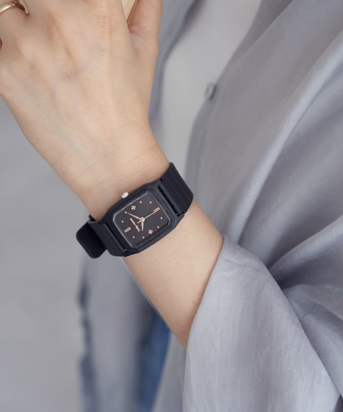 Daily russet（デイリー ラシット）の「スクエア ブラックラバーウォッチ（アナログ腕時計・レディース・ゴールド/ピンクベージュ/ブラック/シルバー・FREE）」の5枚目の写真