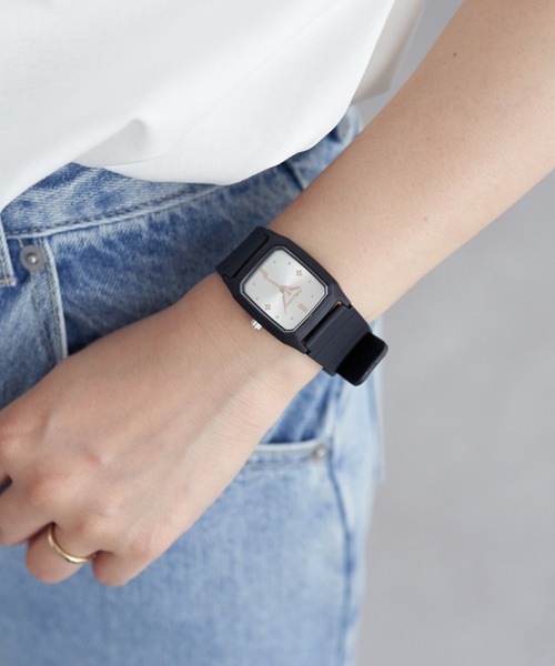 Daily russet（デイリー ラシット）の「スクエア ブラックラバーウォッチ（アナログ腕時計・レディース・ゴールド/ピンクベージュ/ブラック/シルバー・FREE）」の6枚目の写真