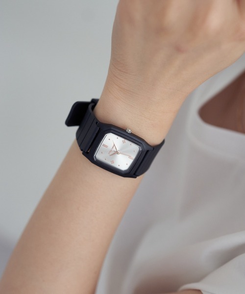Daily russet（デイリー ラシット）の「スクエア ブラックラバーウォッチ（アナログ腕時計・レディース・ゴールド/ピンクベージュ/ブラック/シルバー・FREE）」の16枚目の写真
