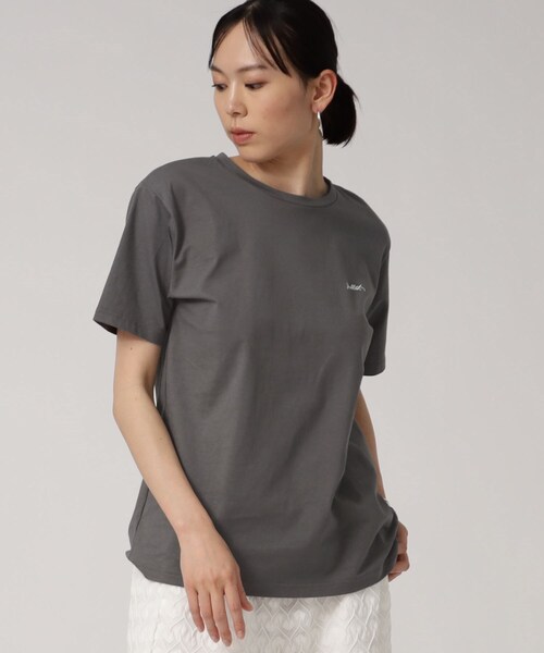 GALLEST(ギャレスト)の「ワンポイントロゴ胸刺繍Tシャツ(Tシャツ/カットソー・レディース・ホワイト/チャコールグレー/ブラック・38)」の3枚目の写真