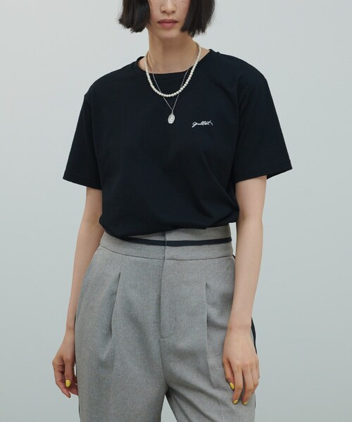 GALLEST(ギャレスト)の「ワンポイントロゴ胸刺繍Tシャツ(Tシャツ/カットソー・レディース・ホワイト/チャコールグレー/ブラック・38)」の2枚目の写真