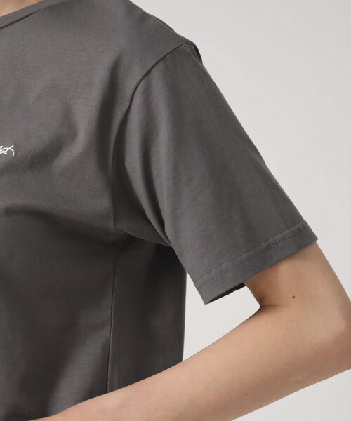 GALLEST(ギャレスト)の「ワンポイントロゴ胸刺繍Tシャツ(Tシャツ/カットソー・レディース・ホワイト/チャコールグレー/ブラック・38)」の9枚目の写真