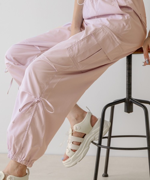 OLIVE des OLIVE（オリーブデオリーブ）の「NEW裾スリットリボンカーゴパンツ　1031020120（カーゴパンツ・レディース・ピンク/オフホワイト/ブラック/サックスブルー・FREE）」の4枚目の写真