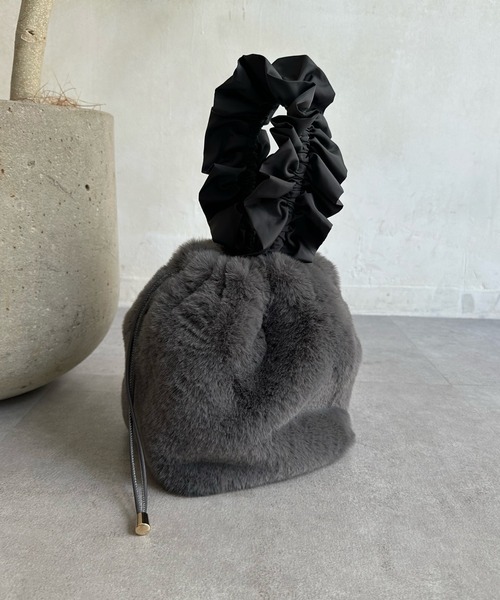 DouDou(ドゥドゥ)の「フリルハンドルエコファーバッグ(ハンドバッグ・レディース・グレー/ベージュ・FREE)」の2枚目の写真