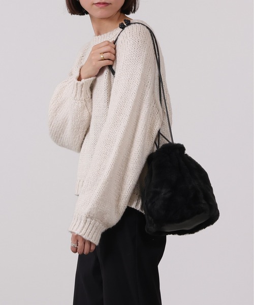 emesuelee(エメスーリー)の「撥水キルト×ファー リバーシブル巾着バッグ(ショルダーバッグ・レディース・カーキ/ベージュ/ブラック・フリー)」の1枚目の写真