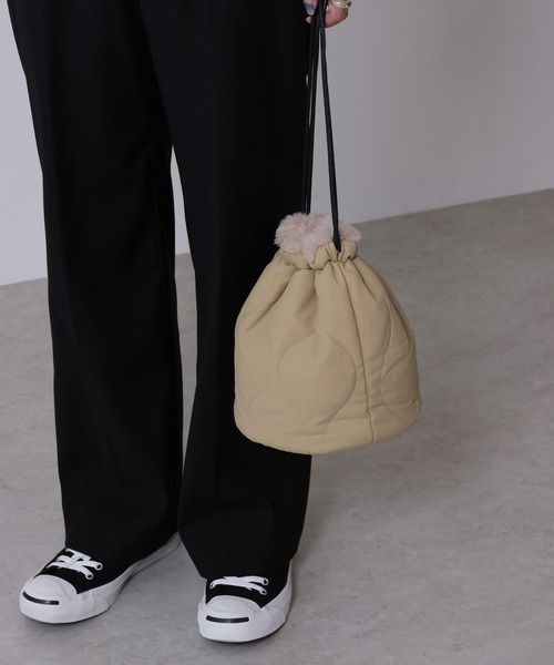 emesuelee(エメスーリー)の「撥水キルト×ファー リバーシブル巾着バッグ(ショルダーバッグ・レディース・カーキ/ベージュ/ブラック・フリー)」の10枚目の写真