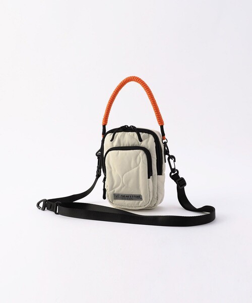 KiU（キウ）の「KiU×FREAK'S STORE/キウ×フリークスストア 別注PADDED POCHETTE/パデットポシェット（ショルダーバッグ・レディース・オフホワイト/ブラック・ONE SIZE）」の3枚目の写真