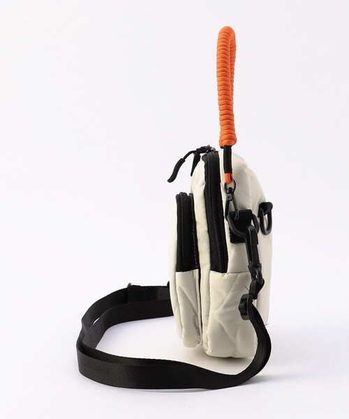 KiU（キウ）の「KiU×FREAK'S STORE/キウ×フリークスストア 別注PADDED POCHETTE/パデットポシェット（ショルダーバッグ・レディース・オフホワイト/ブラック・ONE SIZE）」の4枚目の写真