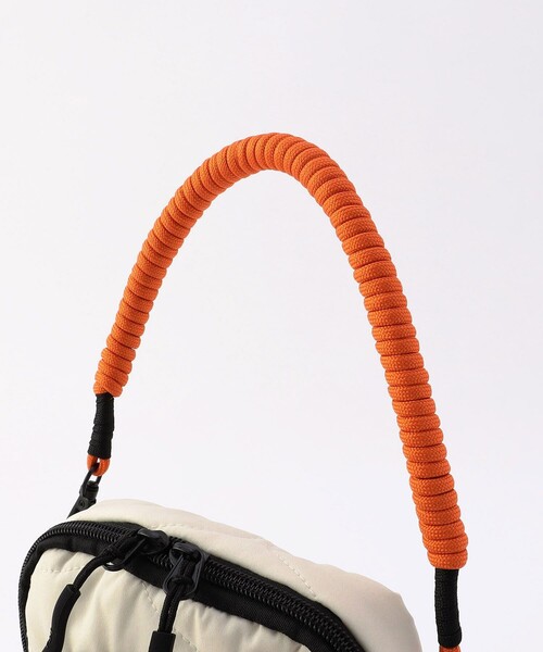 KiU（キウ）の「KiU×FREAK'S STORE/キウ×フリークスストア 別注PADDED POCHETTE/パデットポシェット（ショルダーバッグ・レディース・オフホワイト/ブラック・ONE SIZE）」の6枚目の写真