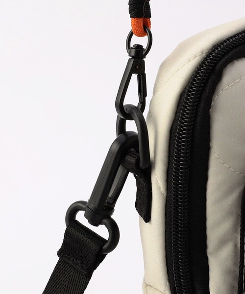 KiU（キウ）の「KiU×FREAK'S STORE/キウ×フリークスストア 別注PADDED POCHETTE/パデットポシェット（ショルダーバッグ・レディース・オフホワイト/ブラック・ONE SIZE）」の7枚目の写真