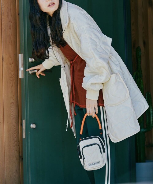 KiU（キウ）の「KiU×FREAK'S STORE/キウ×フリークスストア 別注PADDED POCHETTE/パデットポシェット（ショルダーバッグ・レディース・オフホワイト/ブラック・ONE SIZE）」の11枚目の写真