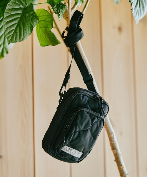 KiU（キウ）の「KiU×FREAK'S STORE/キウ×フリークスストア 別注PADDED POCHETTE/パデットポシェット（ショルダーバッグ・レディース・オフホワイト/ブラック・ONE SIZE）」の14枚目の写真