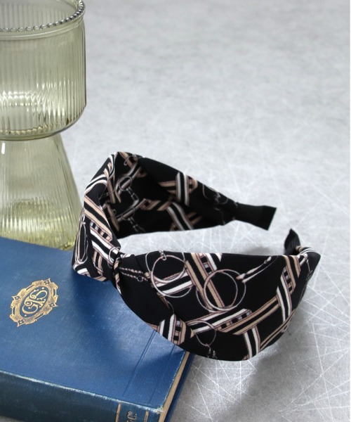 Three Four Time（ｽﾘｰﾌｫｰﾀｲﾑ）の「スカーフ柄クロスカチューシャ（カチューシャ・レディース・ブラウン/カーキ/ブラック・FREE）」の2枚目の写真