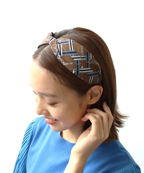 Three Four Time（ｽﾘｰﾌｫｰﾀｲﾑ）の「スカーフ柄クロスカチューシャ（カチューシャ・レディース・ブラウン/カーキ/ブラック・FREE）」の5枚目の写真