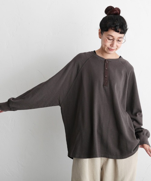 soulberry（ソウルベリー）の「僕と私の、ヘンリーネックなロンT（Tシャツ/カットソー・レディース・ブラウン/ホワイト/ブラック・3/2/4）」の3枚目の写真