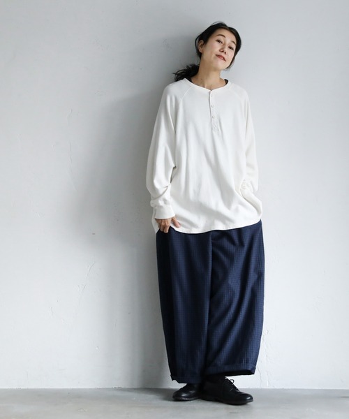 soulberry（ソウルベリー）の「僕と私の、ヘンリーネックなロンT（Tシャツ/カットソー・レディース・ブラウン/ホワイト/ブラック・3/2/4）」の5枚目の写真