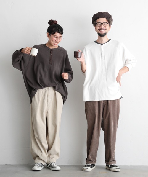 soulberry（ソウルベリー）の「僕と私の、ヘンリーネックなロンT（Tシャツ/カットソー・レディース・ブラウン/ホワイト/ブラック・3/2/4）」の8枚目の写真