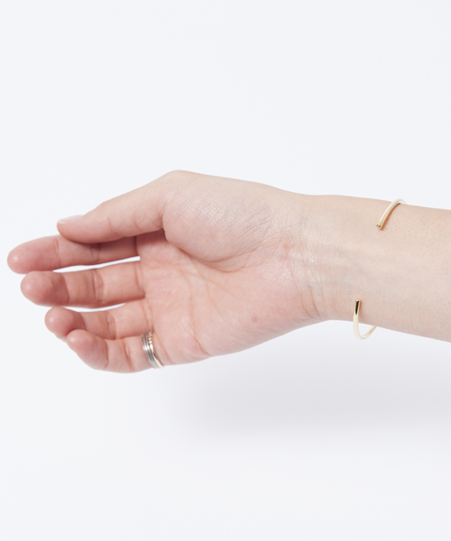 MILKFED.（ミルクフェド）の「HEART LOGO BANGLE（ハート/モチーフ/ロゴ/バングル）（バングル/リストバンド・レディース・シルバー/ゴールド・ONE SIZE）」の4枚目の写真