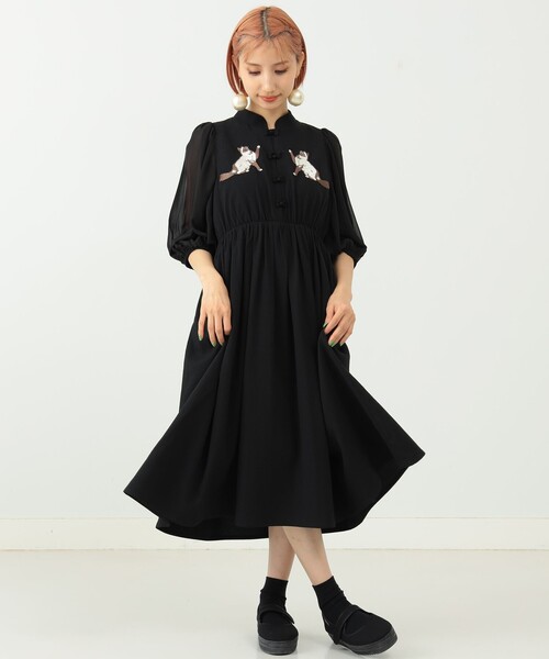 【5/8まで出品】ブラック 猫とバラ刺繍 半袖ワンピース チャイナ mmts（マミタス）の「mmts / 猫刺繍チャイナ ワンピース