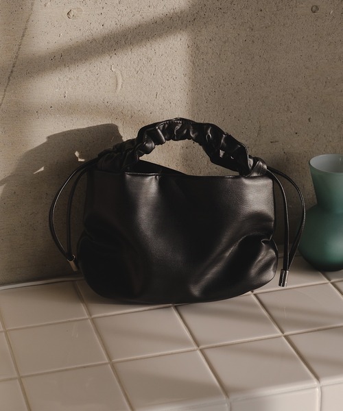 Kastane（カスタネ）の「【ショルダー調節可能】ギャザーハンドショルダーBAG（ショルダーバッグ・レディース・ライム/オレンジ/アイボリー/ブラック/シルバー・FREE）」の3枚目の写真