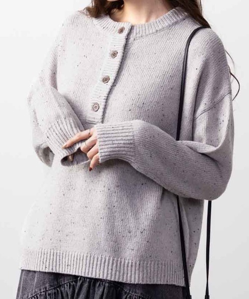 NAVY(ネイビー)の「NAVY ネップ入り ヘンリーネックニット(ニット/セーター・レディース・ライトグレー/チャコールグレー/ベージュ・L/M)」の2枚目の写真
