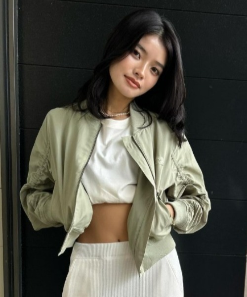 ROXY（ロキシー）の「DARING/ロキシーショートレングスボリューミーMA-1ブルゾンジャケット（MA-1・レディース・ブラック/ホワイト/カーキ・MEDIUM/LARGE/SMALL）」の3枚目の写真