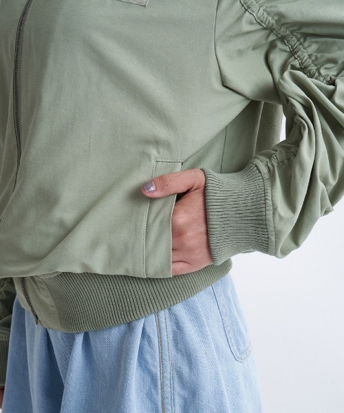 ROXY（ロキシー）の「DARING/ロキシーショートレングスボリューミーMA-1ブルゾンジャケット（MA-1・レディース・ブラック/ホワイト/カーキ・MEDIUM/LARGE/SMALL）」の12枚目の写真