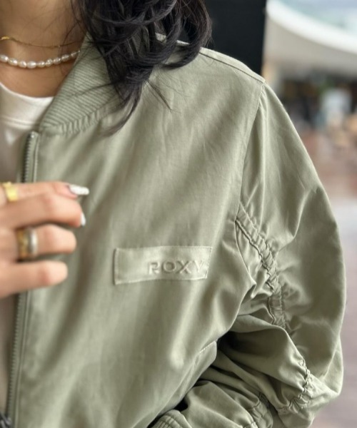 ROXY（ロキシー）の「DARING/ロキシーショートレングスボリューミーMA-1ブルゾンジャケット（MA-1・レディース・ブラック/ホワイト/カーキ・MEDIUM/LARGE/SMALL）」の8枚目の写真