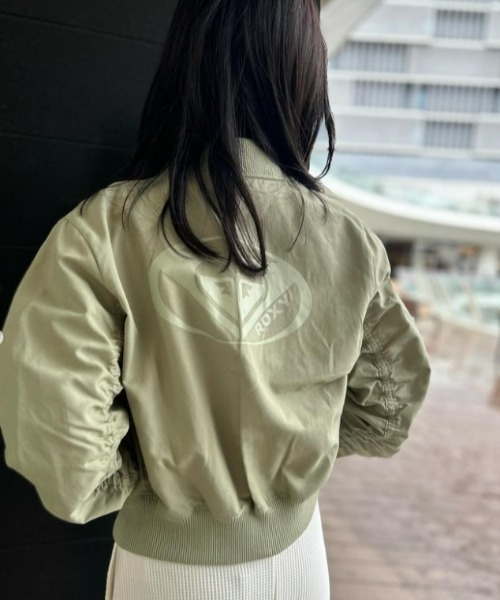 ROXY（ロキシー）の「DARING/ロキシーショートレングスボリューミーMA-1ブルゾンジャケット（MA-1・レディース・ブラック/ホワイト/カーキ・MEDIUM/LARGE/SMALL）」の19枚目の写真