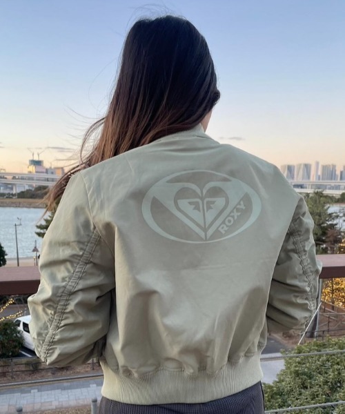 ROXY（ロキシー）の「DARING/ロキシーショートレングスボリューミーMA-1ブルゾンジャケット（MA-1・レディース・ブラック/ホワイト/カーキ・MEDIUM/LARGE/SMALL）」の14枚目の写真