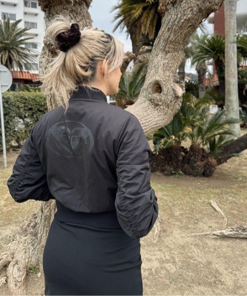 ROXY（ロキシー）の「DARING/ロキシーショートレングスボリューミーMA-1ブルゾンジャケット（MA-1・レディース・ブラック/ホワイト/カーキ・MEDIUM/LARGE/SMALL）」の22枚目の写真