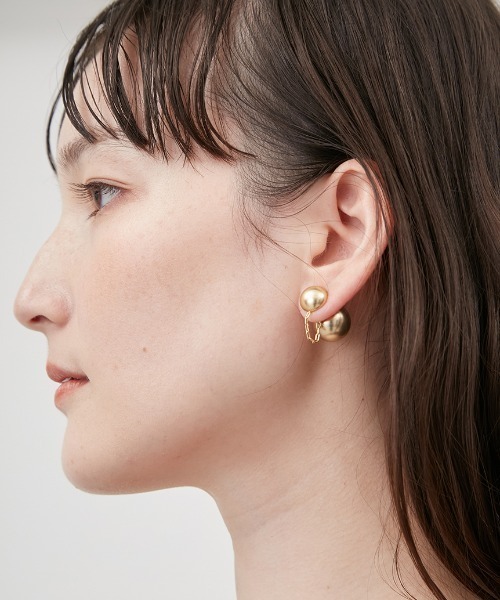 Mila Owen(ミラオーウェン)の「メタルボールチェーンチャームピアス(ピアス(両耳用)・レディース・シルバー/ゴールド/ホワイト・FREE)」の7枚目の写真