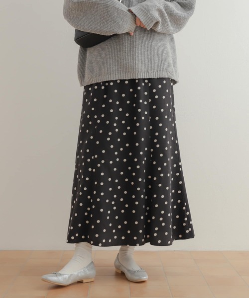 URBAN RESEARCH DOORS（アーバンリサーチドアーズ）の「ドットプリントフレアスカート（スカート・レディース・ブラック系その他/グレー系その他・MEDIUM）」の4枚目の写真