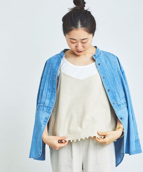 le.coeur blanc（ルクールブラン）の「フロントタックノーカラーデニムシャツ（シャツ/ブラウス・レディース・ネイビー/ブルー・38）」の4枚目の写真
