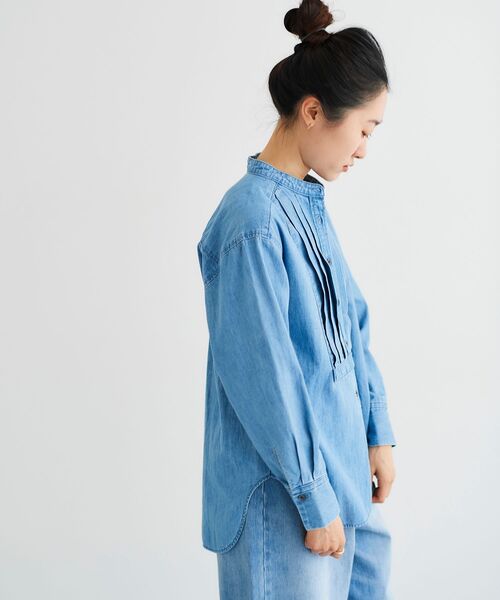 le.coeur blanc（ルクールブラン）の「フロントタックノーカラーデニムシャツ（シャツ/ブラウス・レディース・ネイビー/ブルー・38）」の13枚目の写真