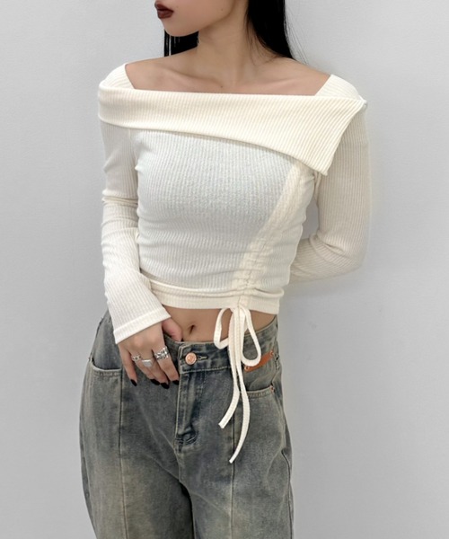 LVEU.(ラブユ.)の「【LVEU.】シャーリングオープンネックトップス / トップス リブ ニット ラペル シャーリング オフショル風 襟 フラップ クロップド ショート ブラック ネイビー(Tシャツ/カットソー・レディース・アイボリー/ブラック/ネイビー・FREE)」の3枚目の写真