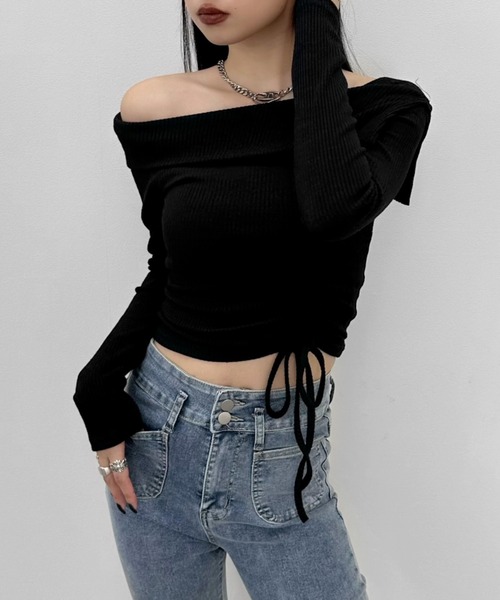 LVEU.(ラブユ.)の「【LVEU.】シャーリングオープンネックトップス / トップス リブ ニット ラペル シャーリング オフショル風 襟 フラップ クロップド ショート ブラック ネイビー(Tシャツ/カットソー・レディース・アイボリー/ブラック/ネイビー・FREE)」の1枚目の写真