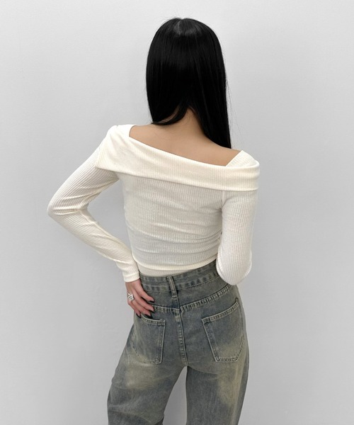 LVEU.(ラブユ.)の「【LVEU.】シャーリングオープンネックトップス / トップス リブ ニット ラペル シャーリング オフショル風 襟 フラップ クロップド ショート ブラック ネイビー(Tシャツ/カットソー・レディース・アイボリー/ブラック/ネイビー・FREE)」の9枚目の写真