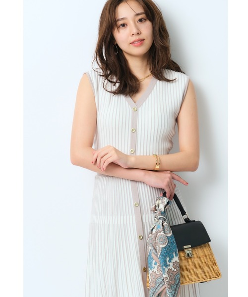 極美品ジャスグリッティー 配色プリーツニットワンピース　ノースリーブ JUSGLITTY 配色プリーツニットワンピース - メルカリ
