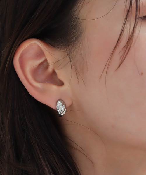 abaskdesign(アバスクデザイン)の「金属アレルギー対応 ストライプスモールドロップステンレスピアス(ピアス(両耳用)・レディース・ゴールド/シルバー・FREE)」の7枚目の写真