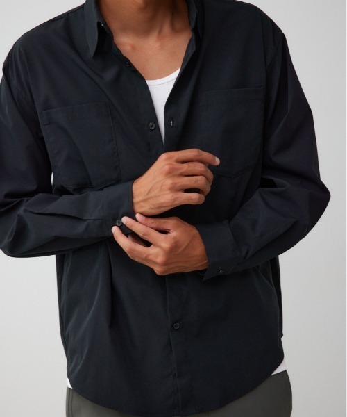 AZUL by moussy（アズールバイマウジー）の「ダブルポケットベーシックシャツ（シャツ/ブラウス・メンズ・ブラック/カーキ/ホワイト・FREE）」の2枚目の写真